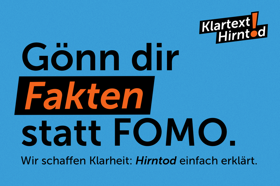 Zu sehen ist der Schriftzug "Gönn dir Fakten statt FOMO" zur Social Media Kampagne "Klartext Hirntod".