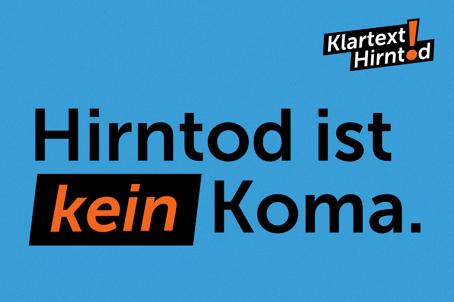 Zu sehen ist der Schriftzug "Hirntod ist kein Koma" der Social Media Kampagne "Klartext Hirntod"