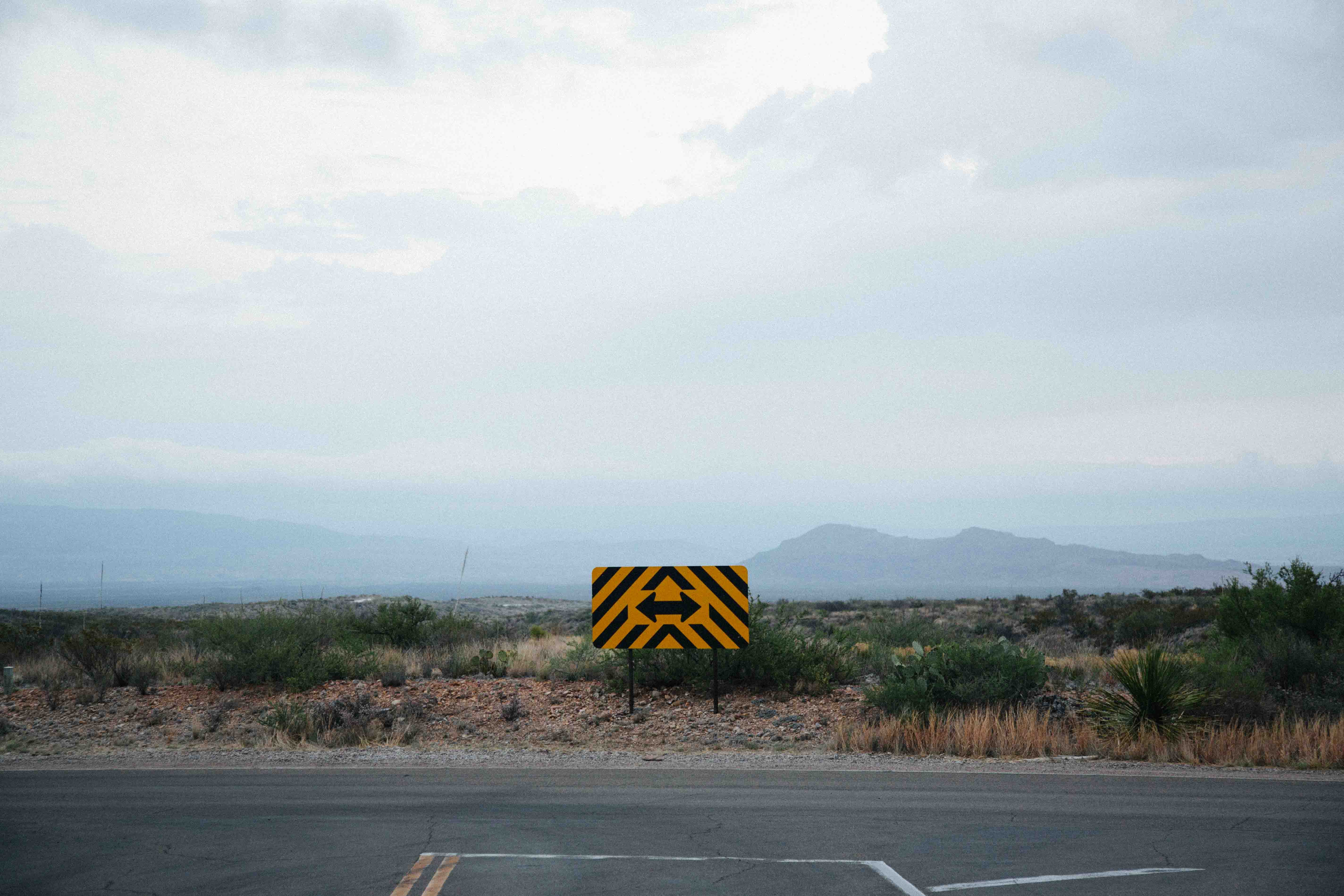 BZgA Organspende Blog Weg zur Entscheidung 1 Das Foto zeigt ein Straßenschild, auf dem zwei Pfeile sowohl nach rechts als auch nach links zeigen.