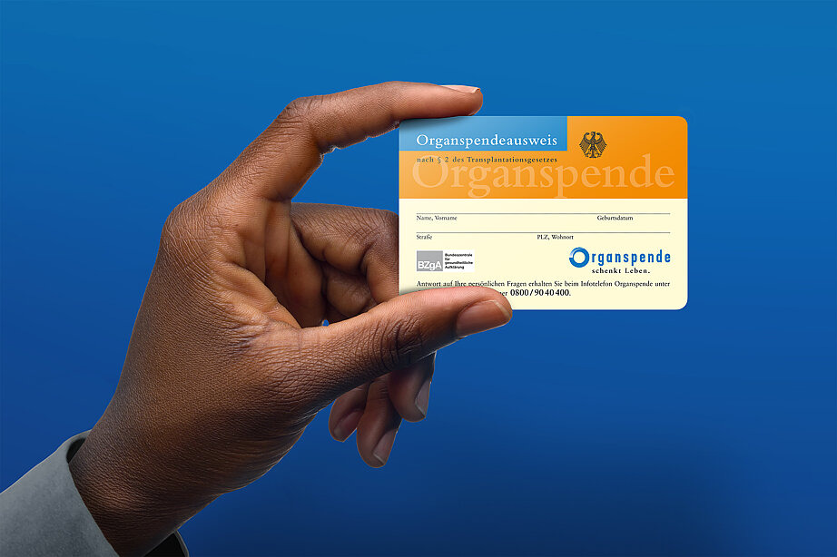 Das Foto zeigt einen Organspendeausweis, der in der Hand gehalten wird.